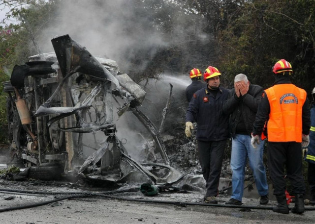 Αυτοψία στο σημείο όπου σκοτώθηκαν τα στελέχη του ΕΚΑΒ