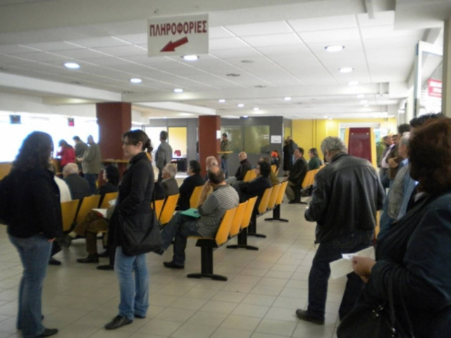 Έδειρε γυναίκα μέσα στην Εφορία για μία θέση στην ουρά!