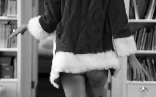 ΒΙΝΤΕΟ: Δείτε το καυτό... χριστουγεννιάτικο στριπτίζ της Bar Refaeli!