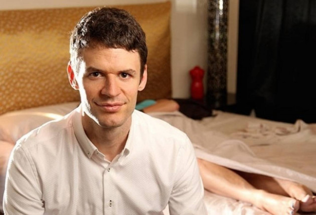 Χρεώνει 130 ευρώ την ώρα για να «καθοδηγεί» ζευγάρια στο σεξ