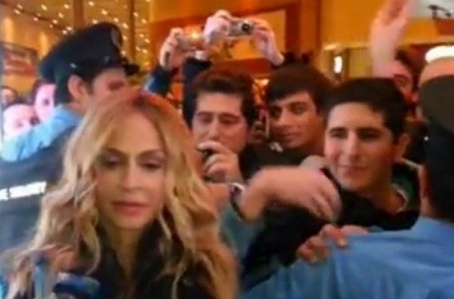 Πανικός για την Άννα Βίσση από θαυμαστές της! (video)