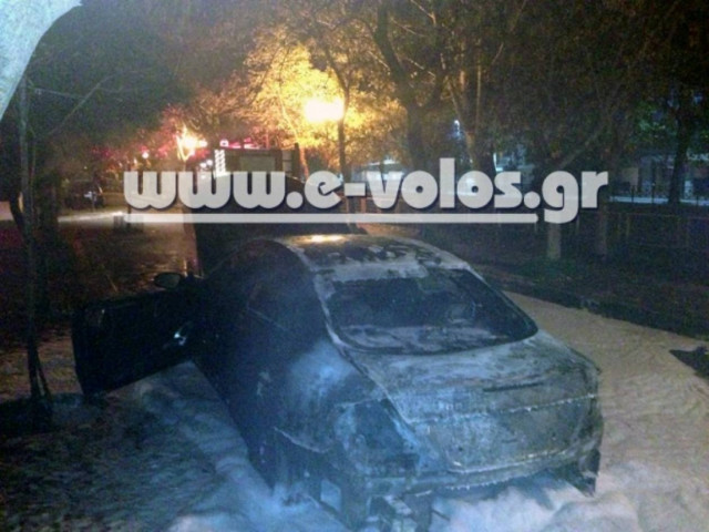 Βίντεο: Στο «πόδι» ολόκληρη η γειτονιά από εμπρησμό σε Ι.Χ