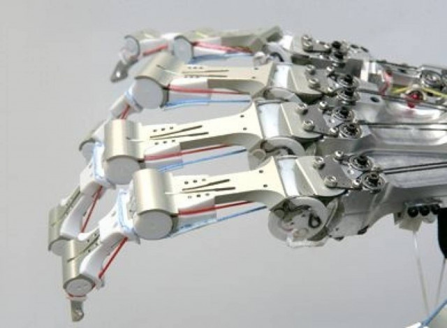 Παράλυτη ελέγχει με τη σκέψη της ρομποτικό βραχίωνα