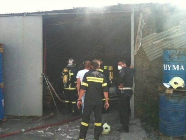 Στις φλόγες αποθήκη στην Αλεξανδρούπολη