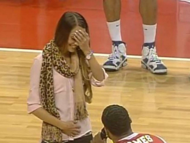 Πρώην παίκτης του Άρη έκανε πρόταση γάμου στο γήπεδο! (vid)