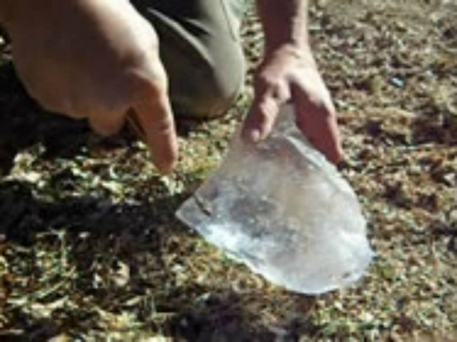 Απίστευτο: Ανάβει φωτιά από πάγο (vid)