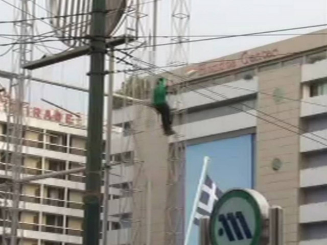 ΦΩΤΟ: Αυτή είναι η κωφάλαλη που απειλεί να αυτοκτονήσει