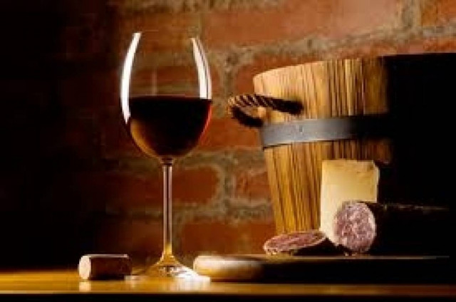 Έχυσε σε υπόνομο κρασί αξίας πολλών εκατ. ευρώ για να πάρει εκδίκηση