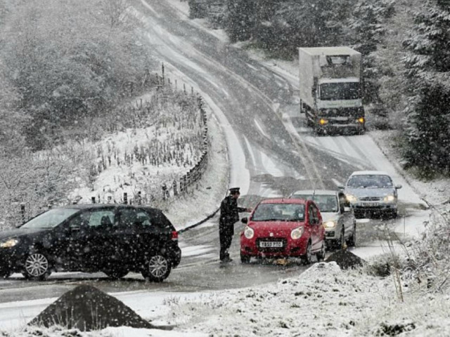 Δείτε πού χιονίζει αυτή την ώρα και πού χρειάζονται αλύσιδες