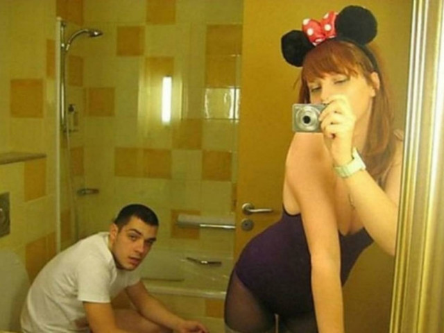 Σταμάτα να βγάζεις φωτογραφίες μπροστά από τον καθρέφτη!