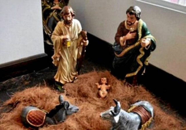 Απίστευτο: Έφτιαξαν στο σπίτι τους μια... γκέι φάτνη!