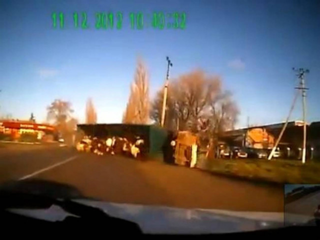 Βίντεο: Φορτηγό που μεταφέρει αγελάδες ντελαπάρει on camera