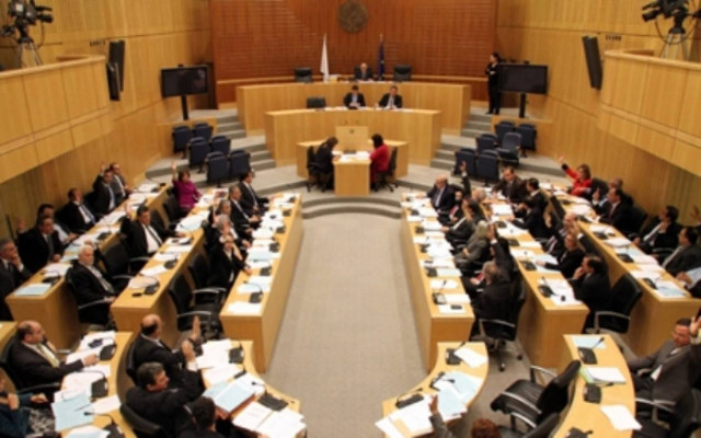 Κύπρος: Εγκρίθηκε ο πρώτος μνημονιακός προϋπολογισμός