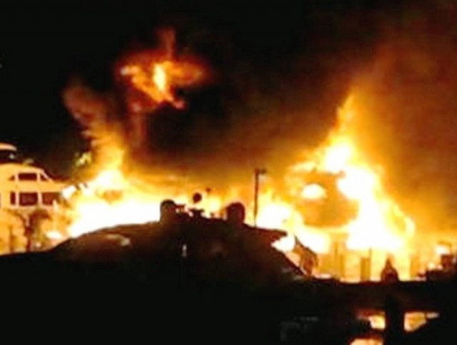 Φωτιά σε μάντρα σκαφών στους Αγίους Θεοδώρους