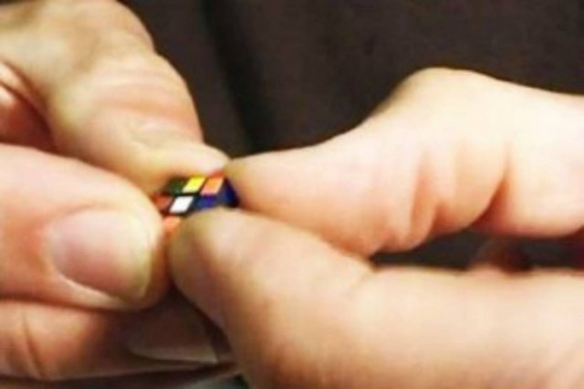 Βίντεο: Ο μικρότερος κύβος του Ρούμπικ στον κόσμο!