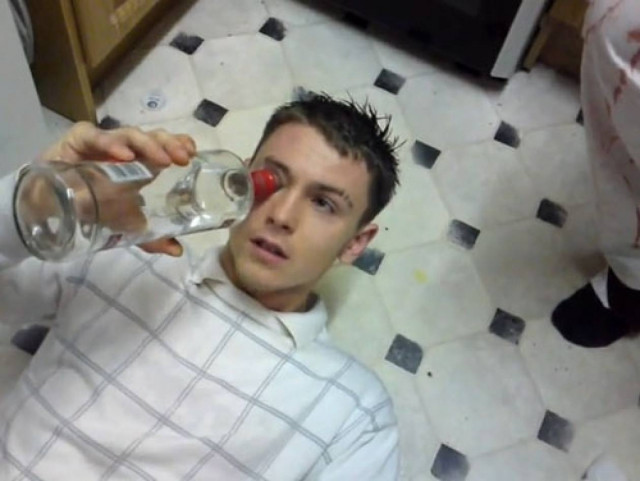 Τραγικό- Πίνουν βότκα από το μάτι!