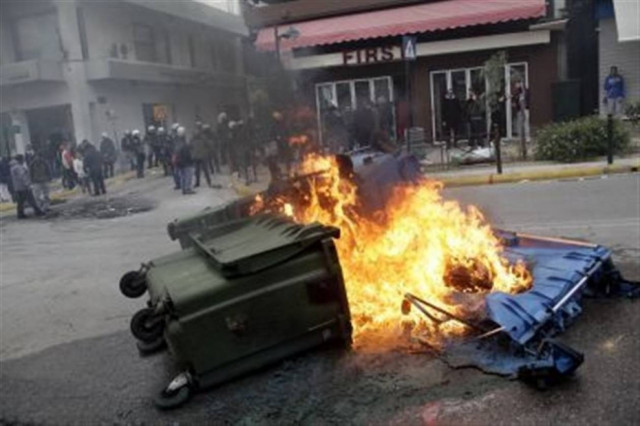 ΤΩΡΑ: Επεισόδια ξανά στην Αγία Βαρβάρα