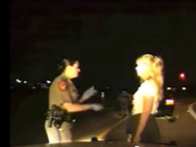 Βίντεο - ΣΟΚ: Σάλος από σωματικό έλεγχο στις ΗΠΑ