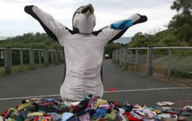 'Εντυσαν με πουλόβερ 32.000 πιγκουίνους!