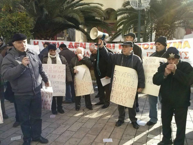Βίντεο: Συνταξιούχοι διαμαρτύρονται με... μελομακάρονα