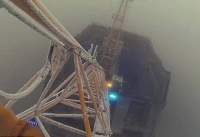 Aνέβηκαν  κρυφά και πήδηξαν από το ψηλότερο κτίριο της Ευρώπης! (pics)