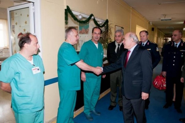 Επίσκεψη Ανδρεουλάκου σε νοσηλευόμενους αστυνομικούς στο 401 ΓΣΝ