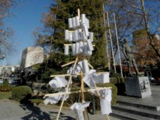 Απίστευτο! Στήνουν το ΧΑΡΑΤΣΟΔΕΝΤΡΟ στα Τρίκαλα (pic)