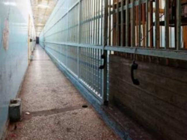 Χίος: Οι φυλακισμένοι κοιμούνται εναλλάξ στο πάτωμα