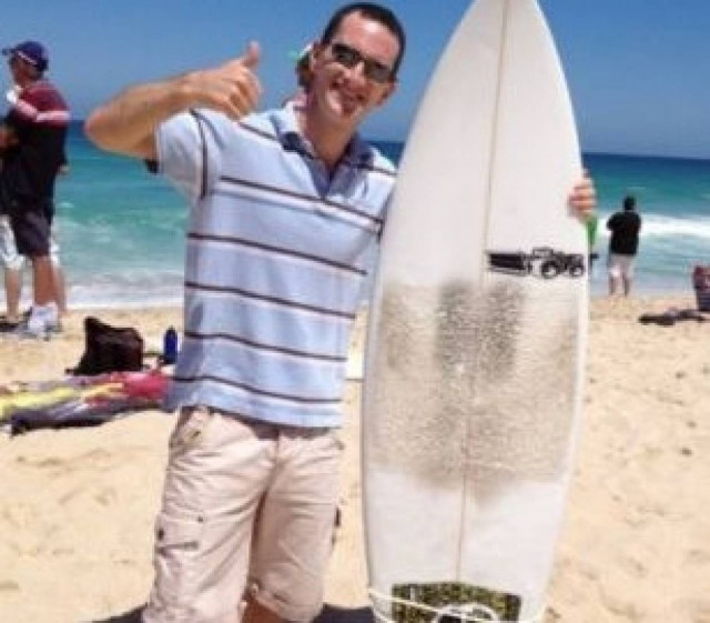 ΑΠΙΣΤΕΥΤΟ: Σέρφερ γλύτωσε από καρχαρία χάρη στη σανίδα του