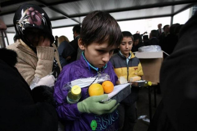 Aτελείωτες οι ουρές στα συσσίτια