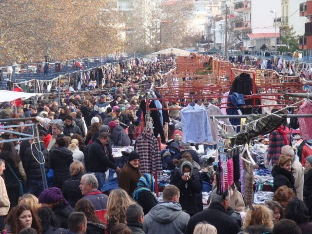 Βίντεο: Έγινε το αδιαχώρητο σε λαϊκή με φθηνά ρούχα και τρόφιμα