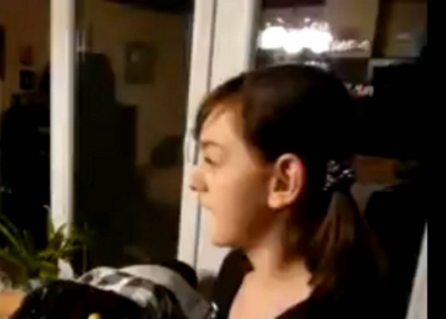 Βίντεο: Δε θα πιστέψετε τι δεν ξεκολλάει από πάνω της...