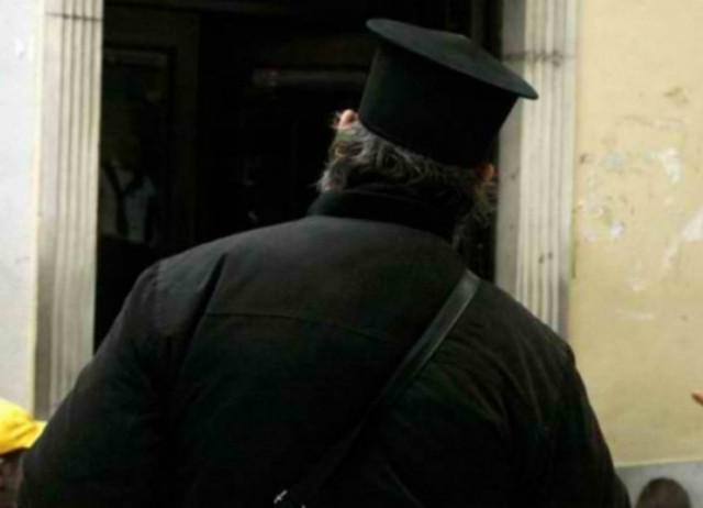 ΣΟΚ: Ιερέας προσπάθησε να ξαφρίσει το βιβλιάριο υπερήλικης