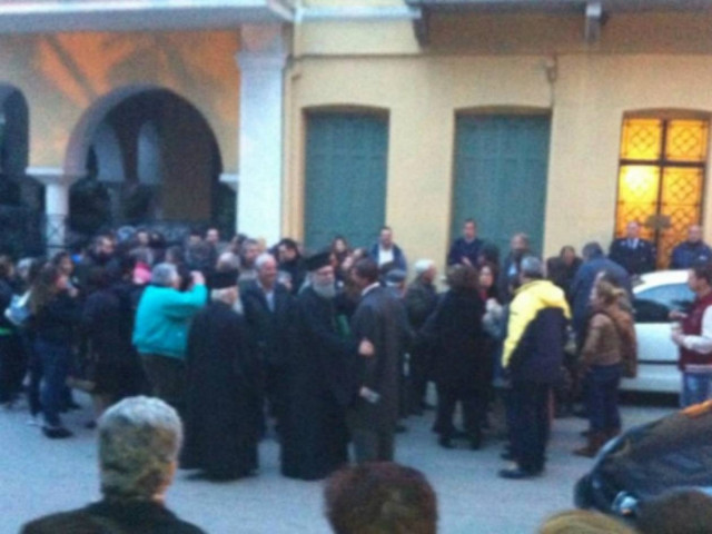 Ναύπακτος: Άρπαξαν ιερέα από τα γένια! (vid)