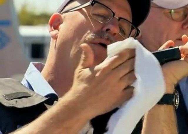 Βίντεο: Φάρσα-Αστυνομικός πυροβολεί το χέρι του!