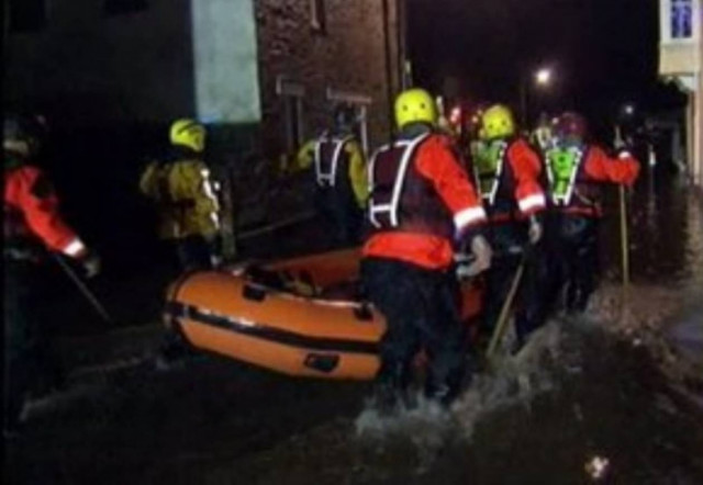 Με βάρκες απομάκρυναν κατοίκους πλημμυρισμένων σπιτιών!(pics)