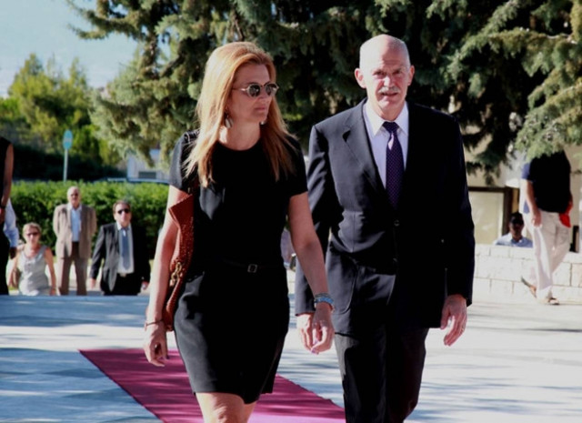 Δείτε τον Γιωργάκη σε ρόλο top model: Διαφημίζει βραχιόλια!