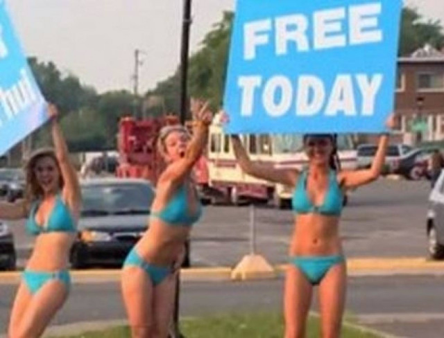 Φάρσα: Ποιος θα έλεγε όχι σε αυτά τα κορίτσια;