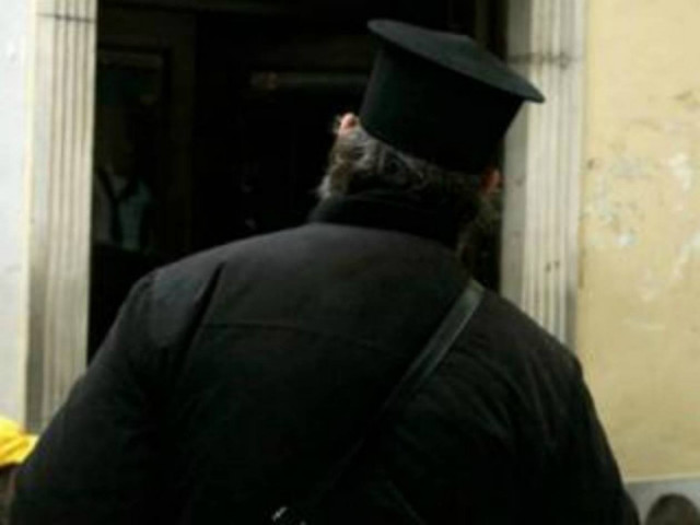 Σάλος στην Πάτρα με τον παπά που διώχνει πιστούς από την Εκκλησία