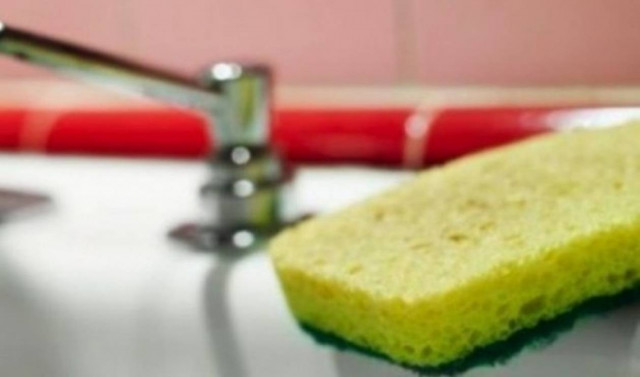 Λιγότερα βακτήρια στην τουαλέτα από το σφουγγάρι κουζίνας