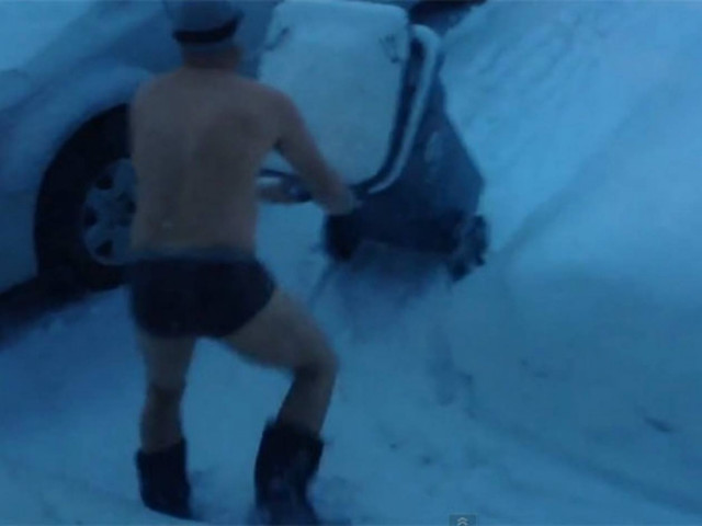 Βίντεο: Βγάζει τα σκουπίδια με τα εσώρουχα στους -36 βαθμούς!