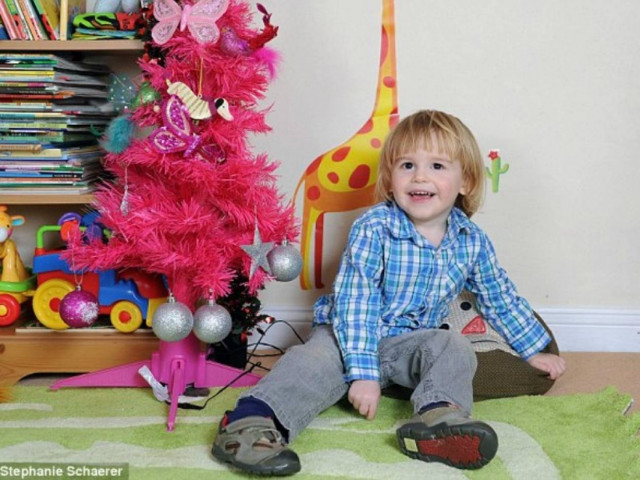 Το 2χρονο αγοράκι που έχει αλλεργία στα Χριστούγεννα