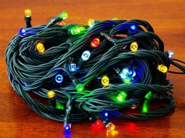 Δε φαντάζεστε πού πηγαίνουν τα πεταμένα χριστουγεννιάτικα λαμπάκια!