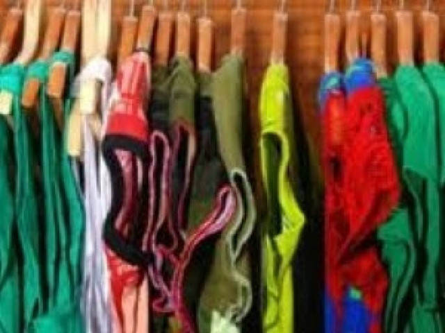 Γύριζε από κατάστημα σε κατάστημα για να...