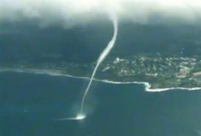 Βίντεο: Ανεμοστρόβιλος στη θάλασσα