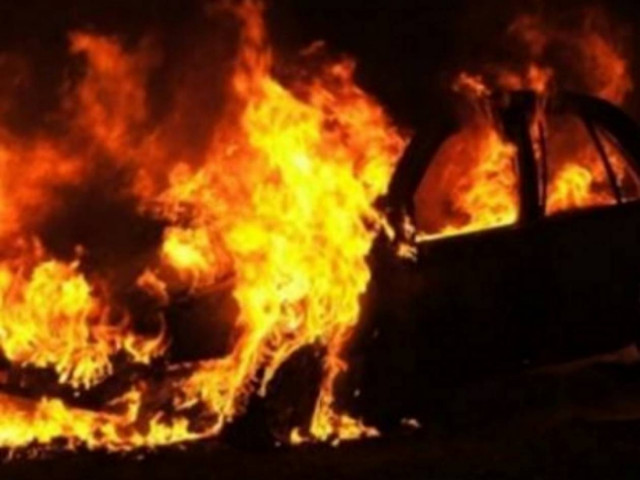 Εξάρχεια: Πυρπόλησαν τέσσερα αυτοκίνητα