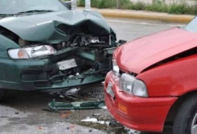 Μετωπική σύγκρουση ΙΧ - Εγκλωβίστηκαν στα συντρίμμια τρία άτομα