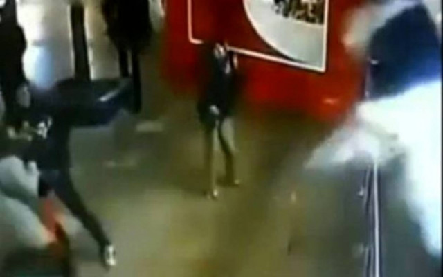 Σοκαριστικό Βίντεο: Ενυδρείο με καρχαρίες έπεσε πάνω σε ανθρώπους !