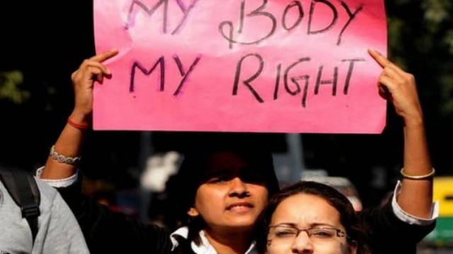 Σοκ: Γυναίκα βιάστηκε από δέκα άνδρες