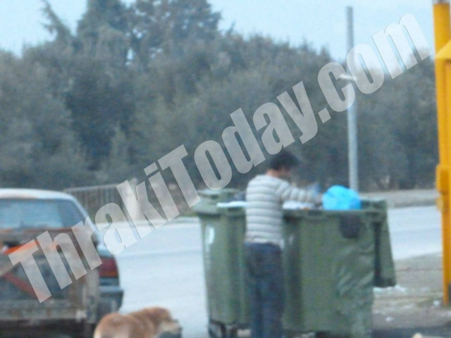 Βίντεο σοκ: Χριστούγεννα στα σκουπίδια για ένα κομμάτι ψωμί